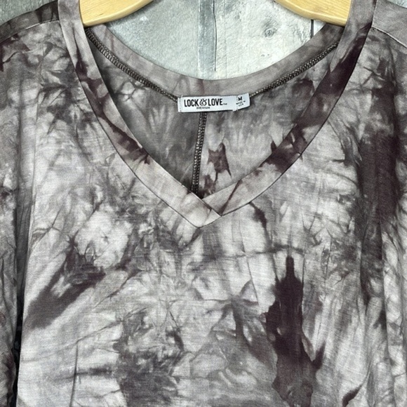 LOCK & Love short sleeve v-neck tee shirt.  Tapered fit. Super soft. Size medium - Picture 4 of 11